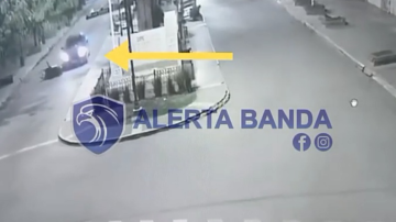 Video: motociclista circulaba sin luces y fue embestido por un auto