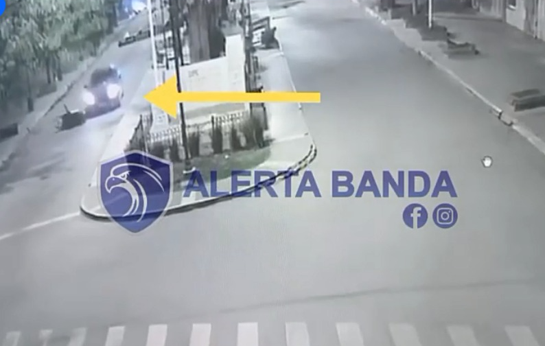 Video: motociclista circulaba sin luces y fue embestido por un auto