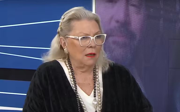 Elisa Carrió acusó a Milei de ver “pornografía infantil” y a su hermana de ser “la más oscura”