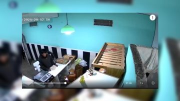 VIDEO: A cara descubierta entraron en una panadería y se llevaron la caja y una balanza