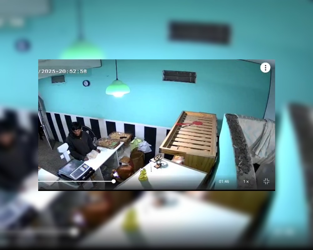 VIDEO: A cara descubierta entraron en una panadería y se llevaron la caja y una balanza