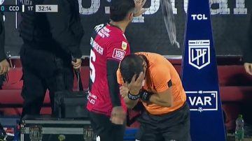 Video: agredieron a Merlos al revisar el VAR en Newell´s-Central Córdoba