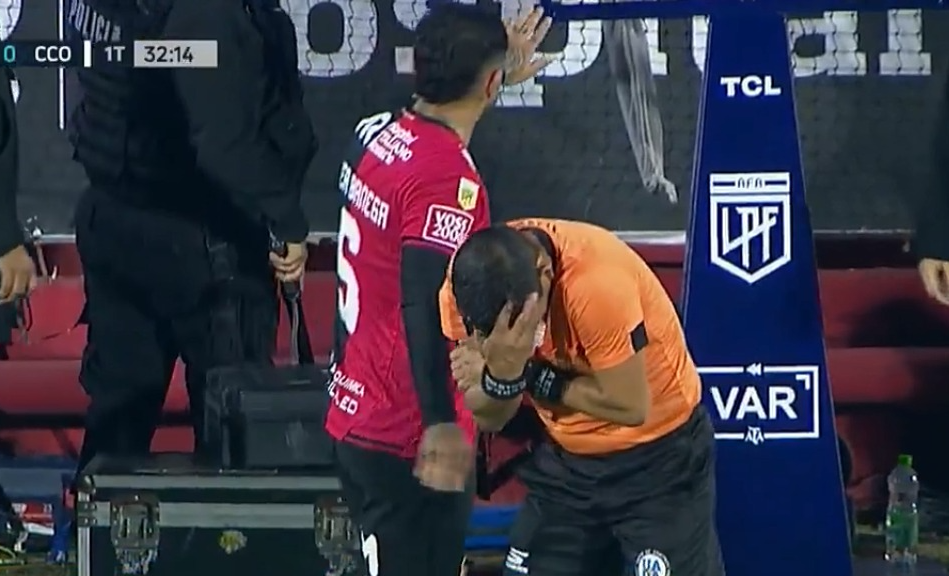 Video: agredieron a Merlos al revisar el VAR en Newell´s-Central Córdoba