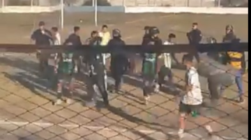 La cancha convertida en ring: los jugadores a las piñas en un partido de la liga friense