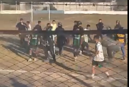 La cancha convertida en ring: los jugadores a las piñas en un partido de la liga friense