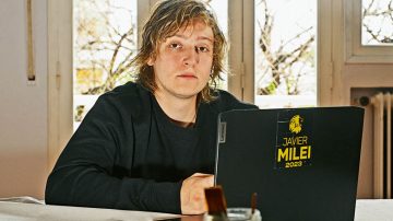 Tras su vivita a Santiago, Iñaki Gutiérrez agredió a reporteros durante la caravana de la LLA