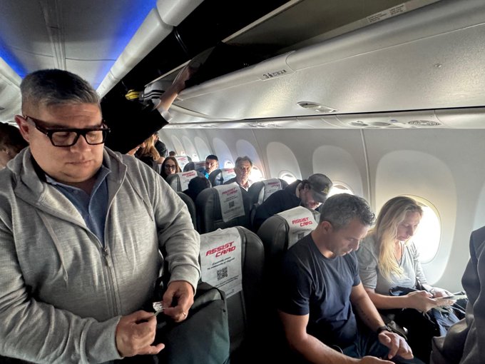 El presidente quiso destacar un gesto de Karina Milei, pero un 3 en la foto generó una catarata de comentarios
