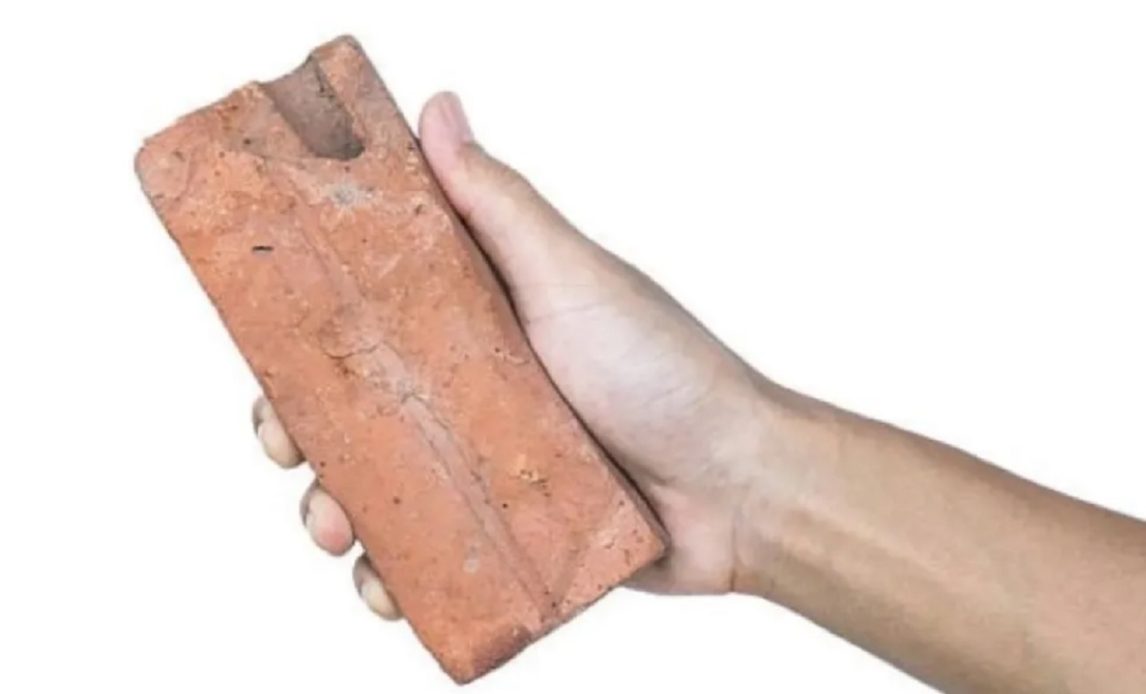 Un niño de 3 años resultó herido con un ladrillo en medio de una pelea entre su padre y madre