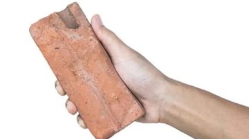 Un niño de 3 años resultó herido con un ladrillo en medio de una pelea entre su padre y madre