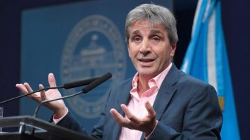 Caputo defendió la nueva restricción cambiaria porque “favorece a los argentinos”