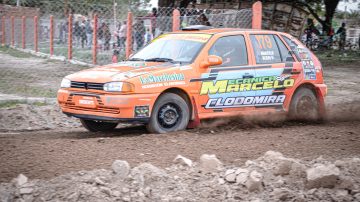 Espectacular vuelco en el Rally Santiagueño sobre el paraje Negra Muerta