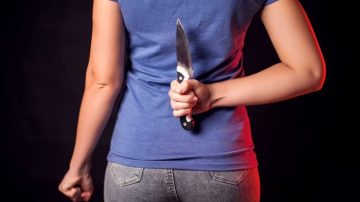 Golpeó a su hermana y terminó escondido en el baño, luego de que esta lo persiguiera con un cuchillo