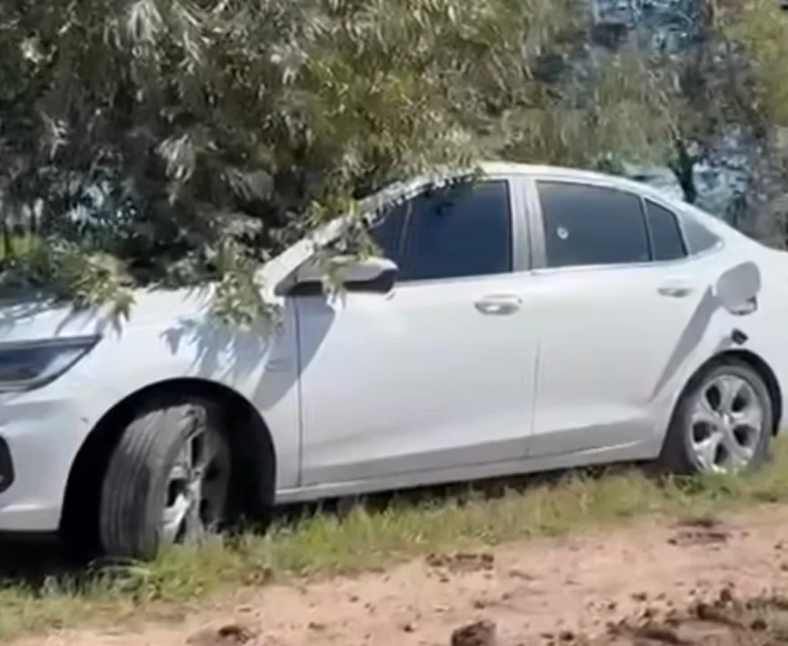 Encuentran muertos a un hombre y una mujer adentro de un auto acribillado