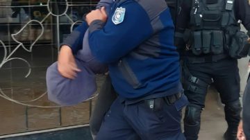 Escándalo en la comisaría: Policía fue sorprendido en ropa interior con su compañera