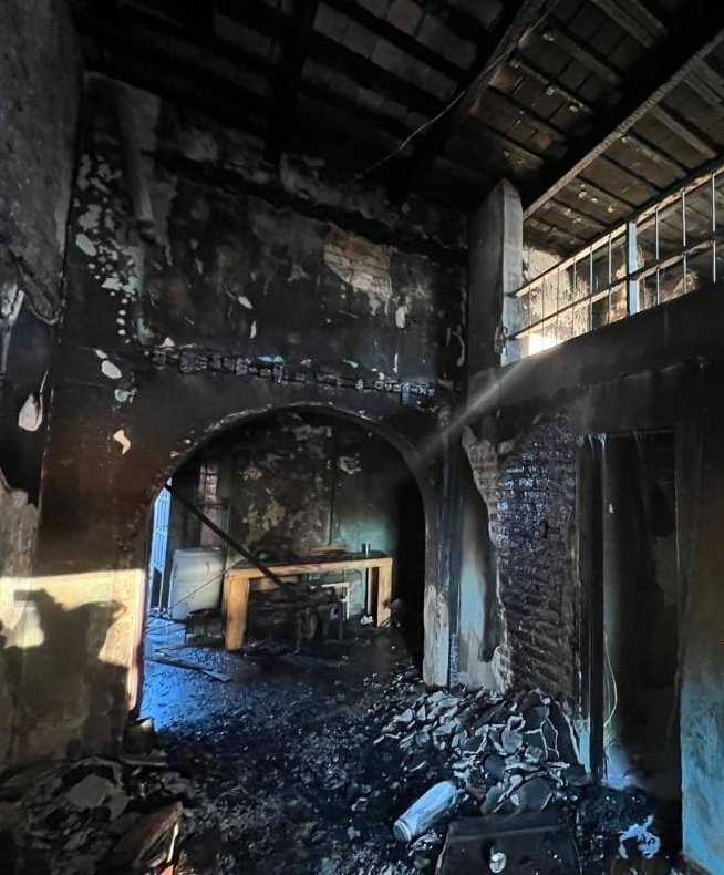 Quimilí: Bomberos trabajaron arduamente para combatir un incendio y piden ayuda para la familia afectada