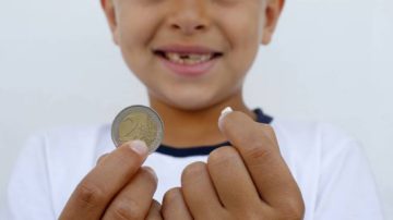 Día del Ratón Pérez, el “cajero” más querido de la infancia: ¿Cuánto dinero deja en Argentina?