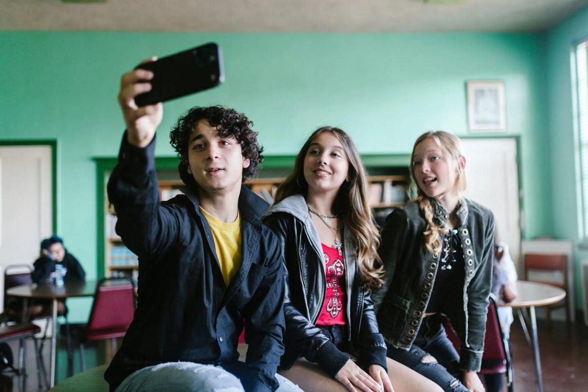 Redes sociales dominan el tiempo libre de los chicos mientras cae la lectura