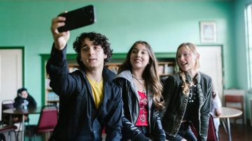 Redes sociales dominan el tiempo libre de los chicos mientras cae la lectura