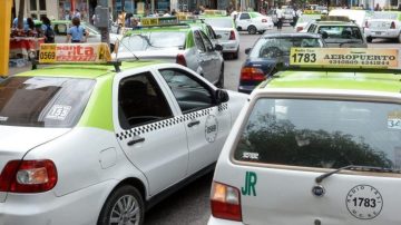 Golpe al bolsillo: confirman el aumento de remises y taxis en Santiago y la bajada de bandera saldrá $800