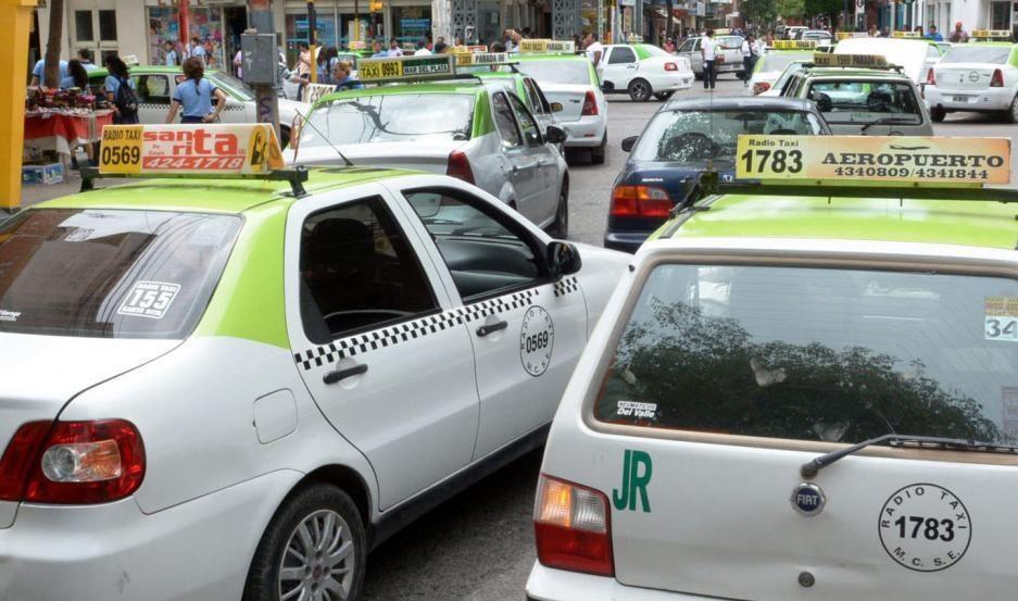 Golpe al bolsillo: confirman el aumento de remises y taxis en Santiago y la bajada de bandera saldrá $800
