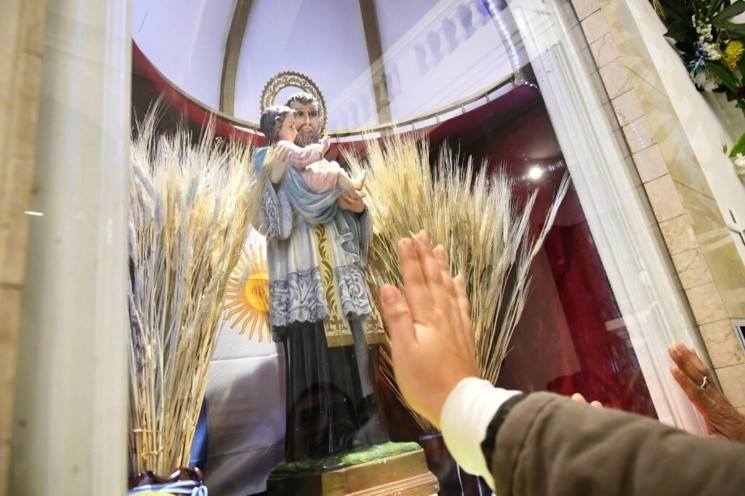 San Cayetano: fieles santiagueños se congregan en los templos del patrono del pan y el trabajo