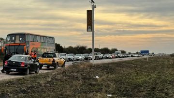 Larga fila de la hinchada de San Martín de Tucumán para ingresar a Santiago: Hay 3 controles activos