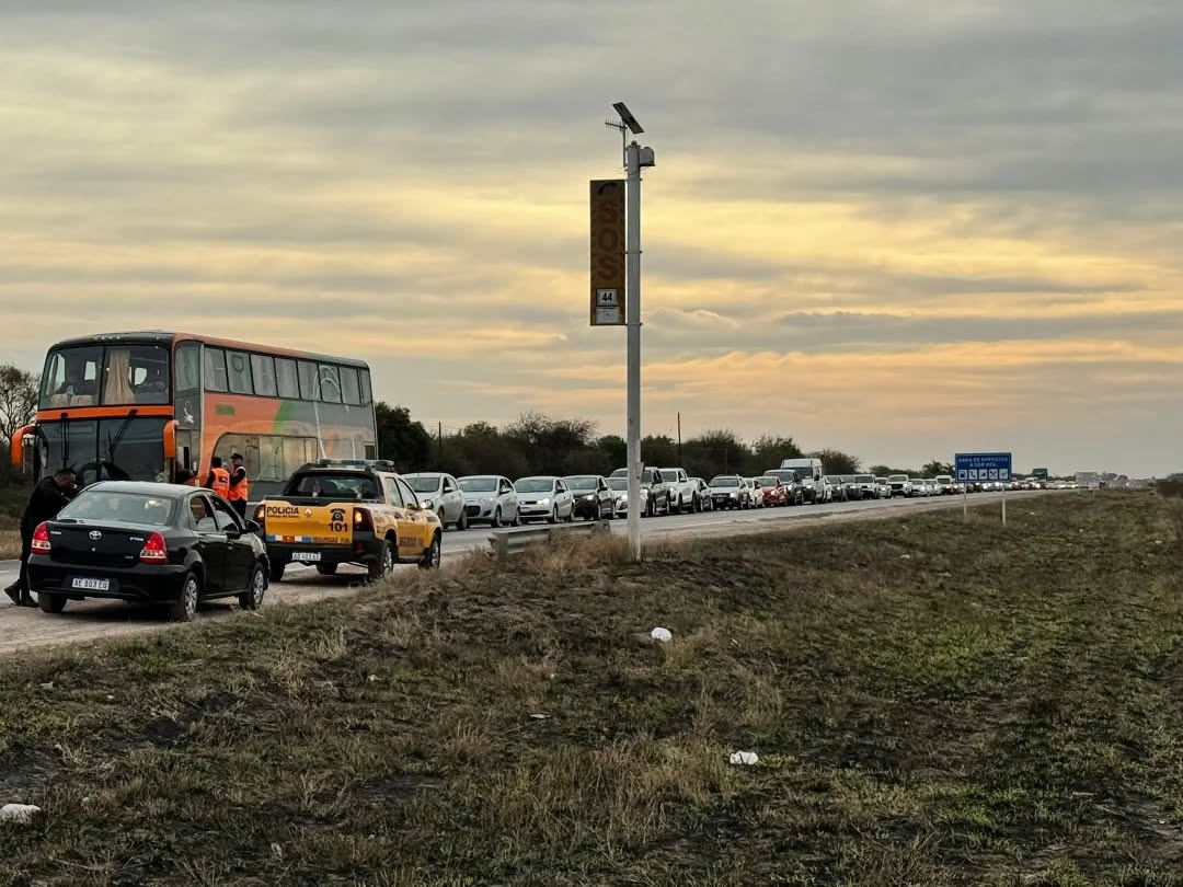Larga fila de la hinchada de San Martín de Tucumán para ingresar a Santiago: Hay 3 controles activos