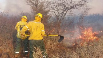Termas de Río Hondo: Bomberos Voluntarios llevan más de 24 horas intentando combatir incendios