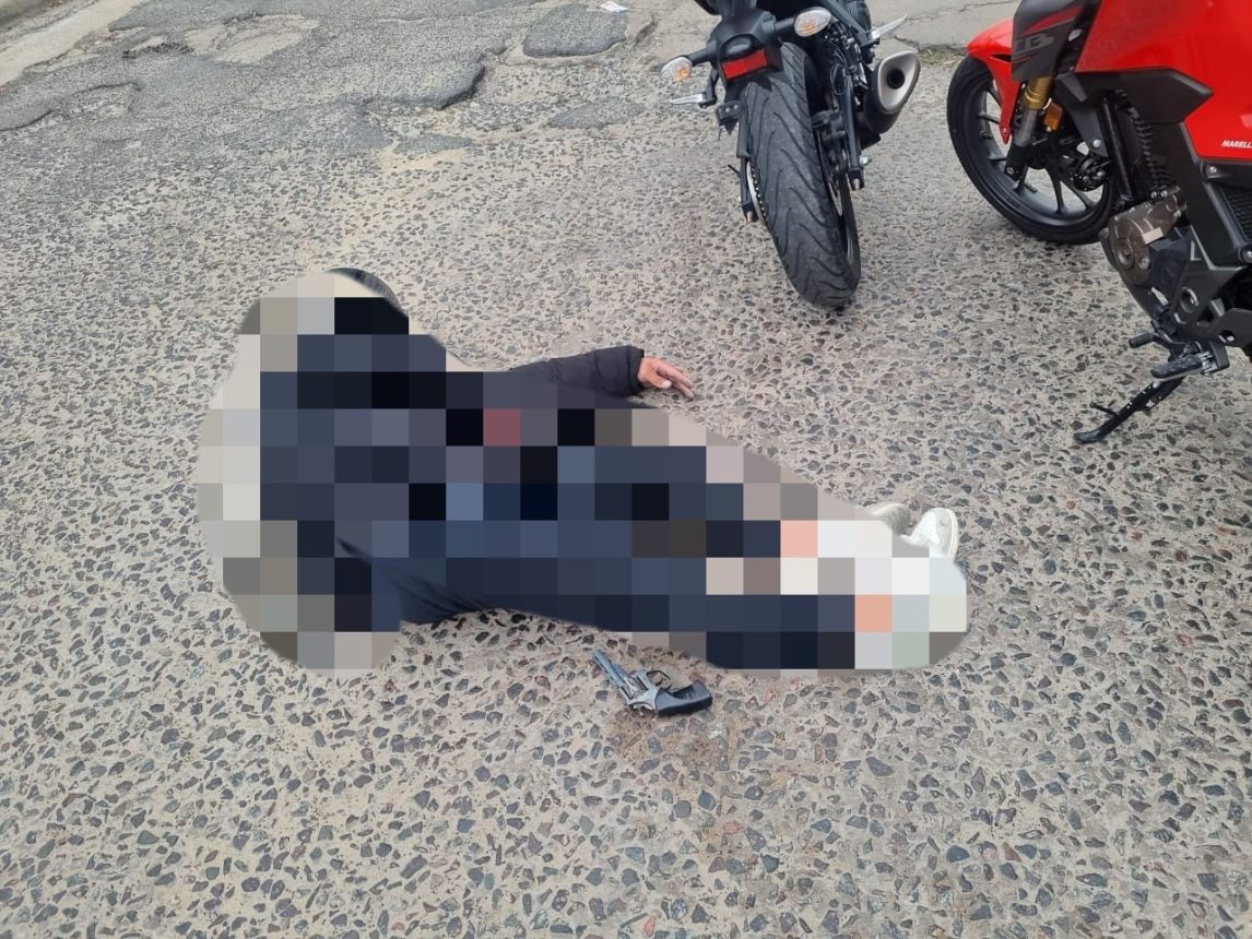 Policía se defendió a tiros de dos delincuentes y mató a uno de ellos