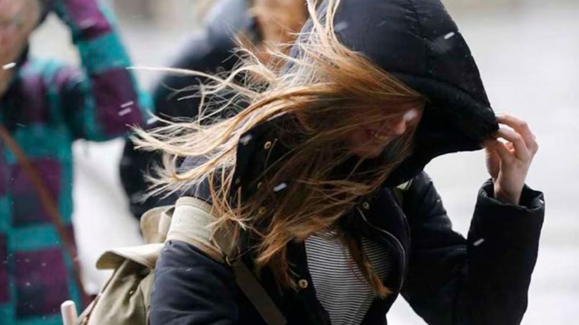 Alerta por fuertes vientos y lluvias en ocho provincias de Argentina