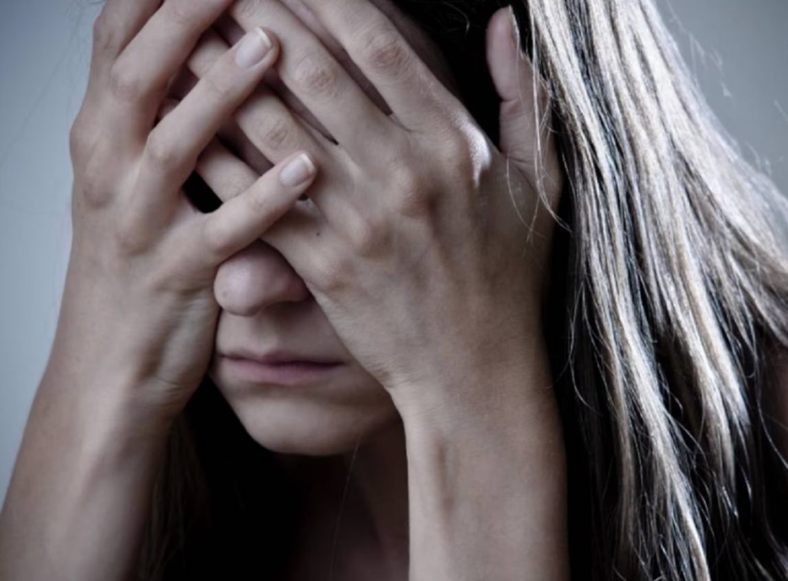Golpeó, amenazó y quemó con un cuchillo a su pareja que conoció por Facebook: La denuncia que destapó el calvario de una mujer