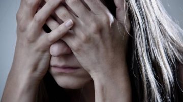 Golpeó, amenazó y quemó con un cuchillo a su pareja que conoció por Facebook: La denuncia que destapó el calvario de una mujer