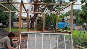 El renacer de las cenizas: Silvia vendió todos sus juguetes en la Feria y logró reconstruir su taller de madera