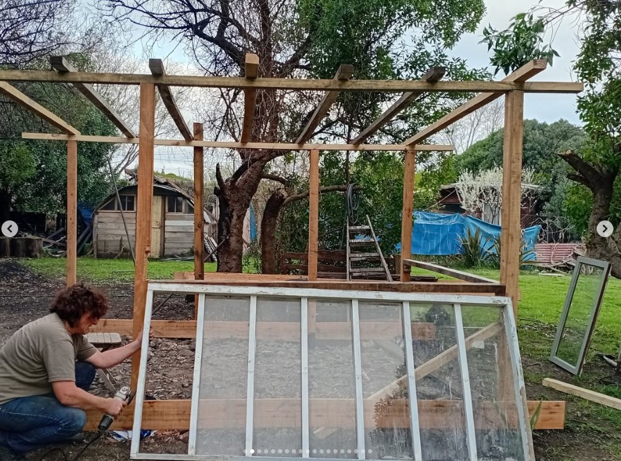 El renacer de las cenizas: Silvia vendió todos sus juguetes en la Feria y logró reconstruir su taller de madera