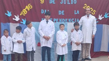 Domingo recorre más de 130 kilómetros para enseñar a solo 6 alumnos en una escuela que es el “pulmón” de Árbol Blanco