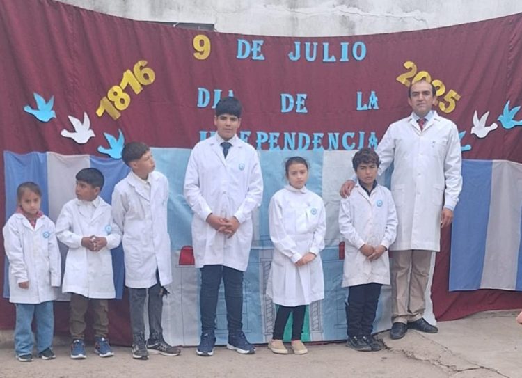 Domingo recorre más de 130 kilómetros para enseñar a solo 6 alumnos en una escuela que es el “pulmón” de Árbol Blanco