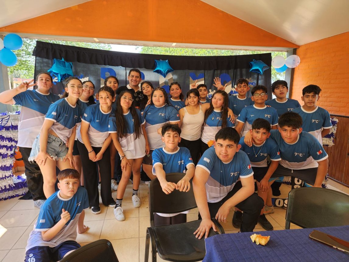 Los alumnos de 7° grado de la Escuela 127 presentaron sus remeras en el Día del Estudiante