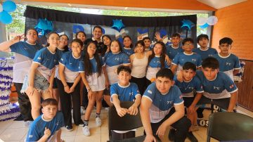 Los alumnos de 7° grado de la Escuela 127 presentaron sus remeras en el Día del Estudiante