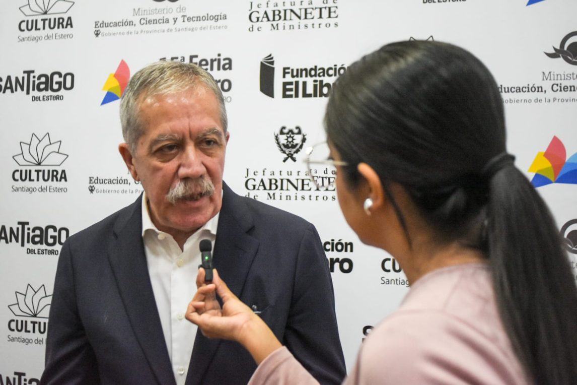 Elías Suárez recorrió la Feria del Libro y contó cuál le recomendaría a sus nietas