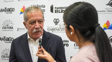 Elías Suárez recorrió la Feria del Libro y contó cuál le recomendaría a sus nietas