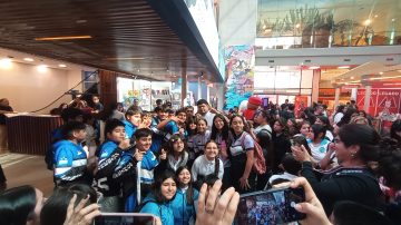 Locura por “La Yeni” en el CCB: visita, fotos y una mañana diferente en la Feria del Libro