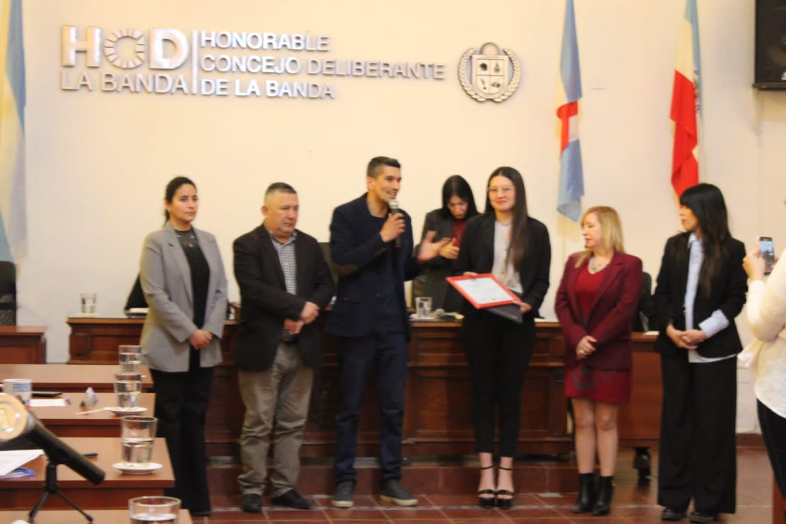Reconocieron a la bandeña Agostina Sarmiento por su trayectoria en el motociclismo