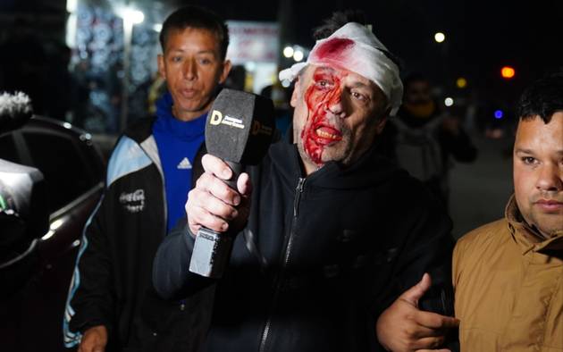 Brutal agresión a un periodista de América TV en el acto del cierre de campaña de Milei en Moreno