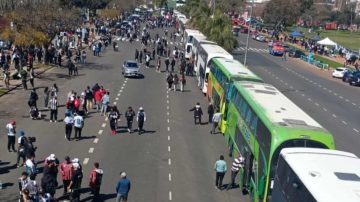 Los hinchas de Central Córdoba tiñen de blanco y negro el Parque Alem: unos 30 colectivos llegaron a Rosario para la gran final