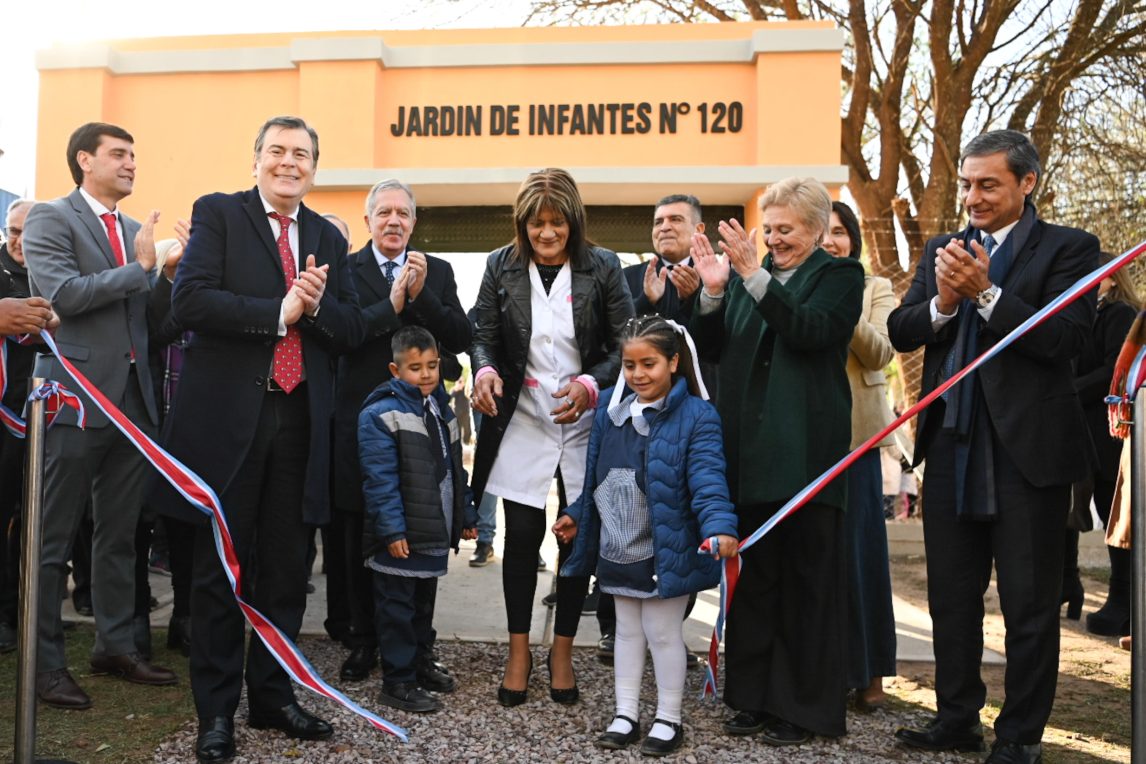 Gerardo Zamora inauguró el nuevo edificio del Jardín de Infantes en Vinará y anunció refacciones en la escuela primaria