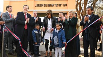 Gerardo Zamora inauguró el nuevo edificio del Jardín de Infantes en Vinará y anunció refacciones en la escuela primaria