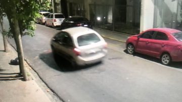 ¡Lo buscan por todos lados! Ofrecen recompensa por un auto que chocó y escapó en Santiago