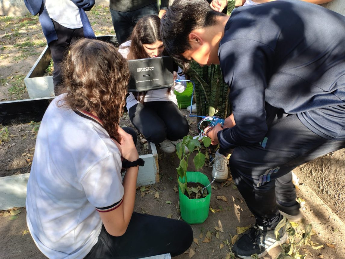 Estudiantes del Colegio La Asunción diseñaron un sistema de medición automatizada de humedad del suelo