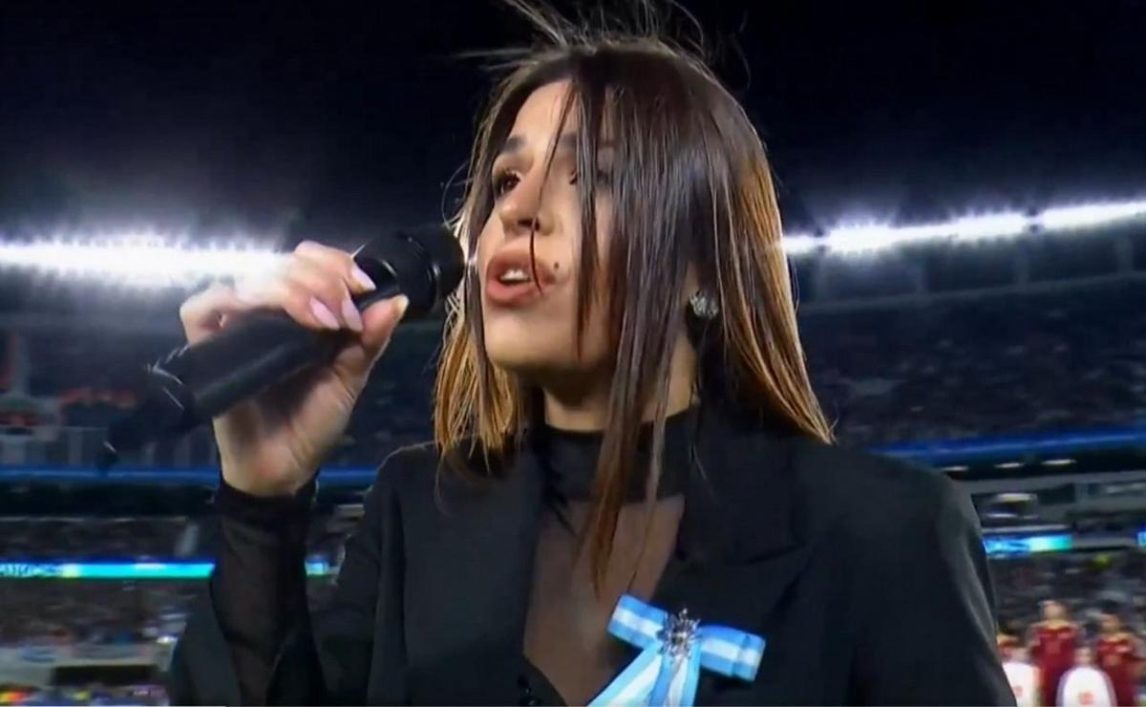 Euge Quevedo respondió a las críticas tras cantar el himno en la despedida de Messi: “Es fácil opinar desde tu casa”