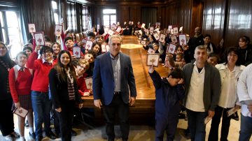 Estudiantes del Colegio Big Ben School y de la Escuela Nº 814 de Fernández visitaron la Casa de Gobierno